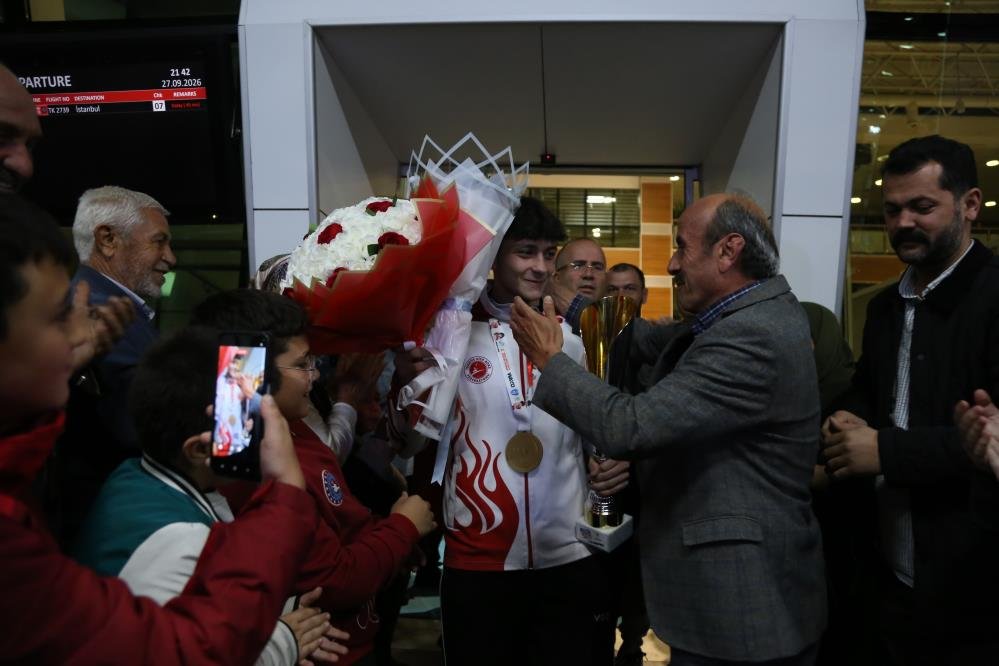 Milli sporcu, Kastamonu'da çiçeklerle karşılandı.