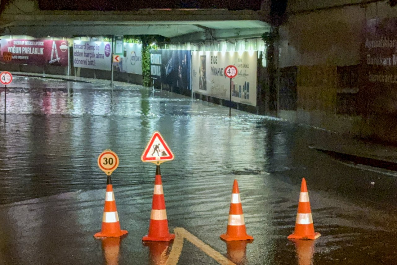 İstanbulda sağanak yağış etkili oldu! Yol çöktü, alt geçidi su bastı