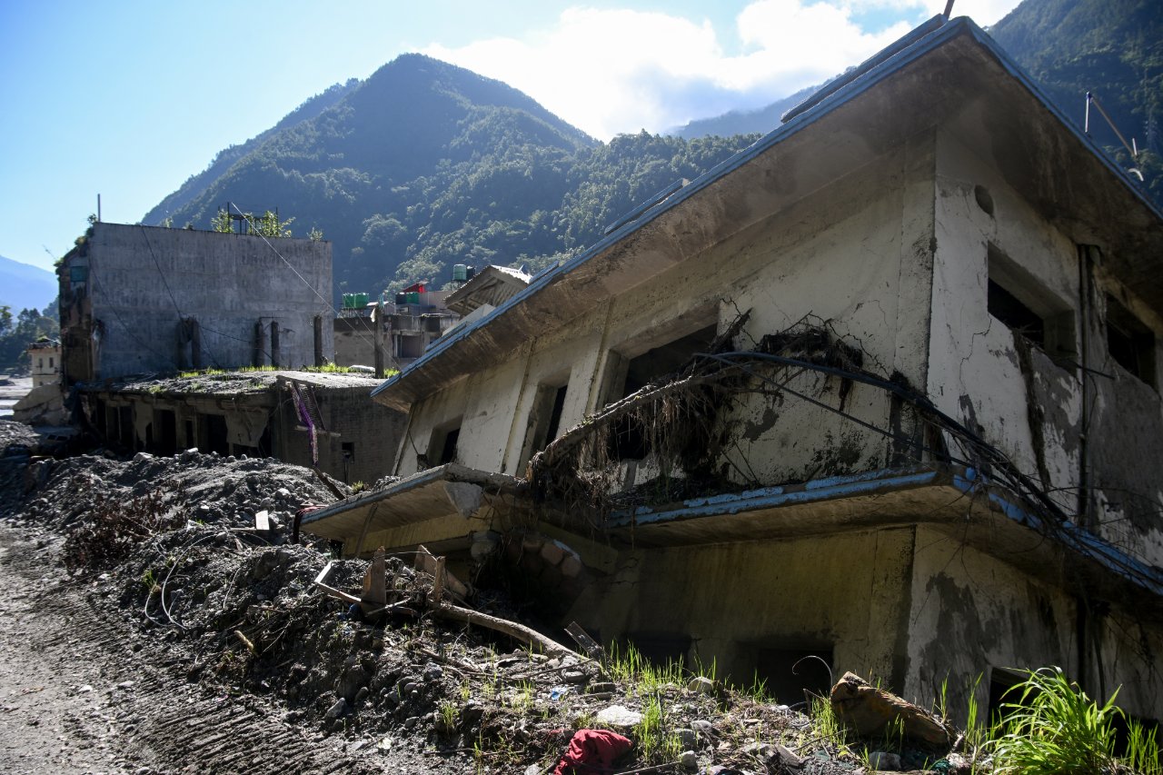 Nepal’de sel sonrası korkunç manzara: Toprak çöktü, evler gömüldü