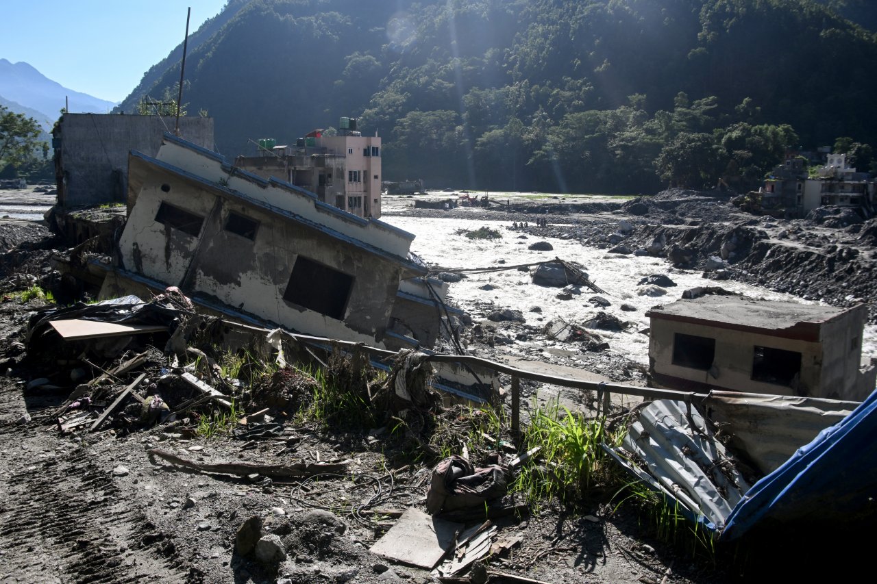 Nepal’de sel sonrası korkunç manzara: Toprak çöktü, evler gömüldü