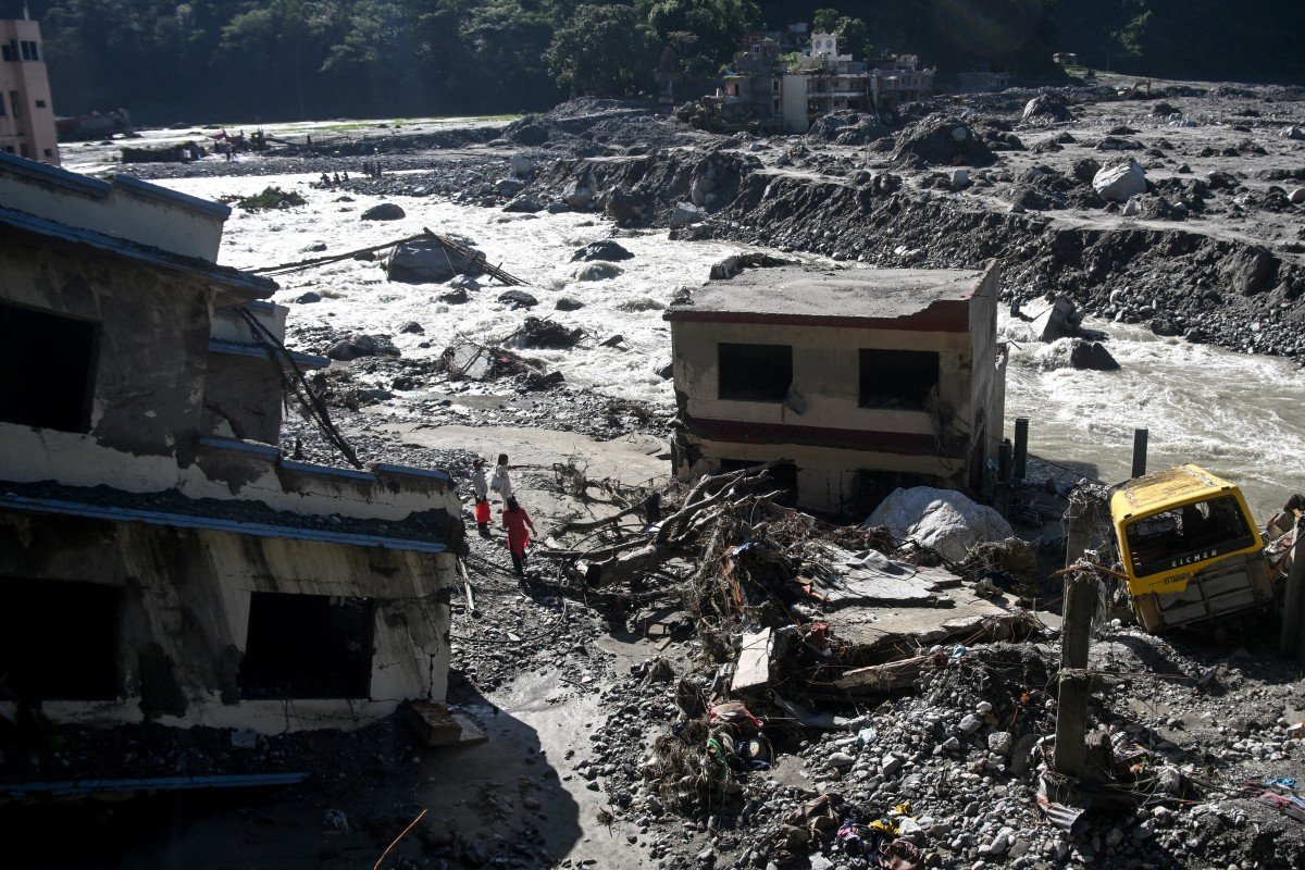 Nepal’de sel sonrası korkunç manzara: Toprak çöktü, evler gömüldü