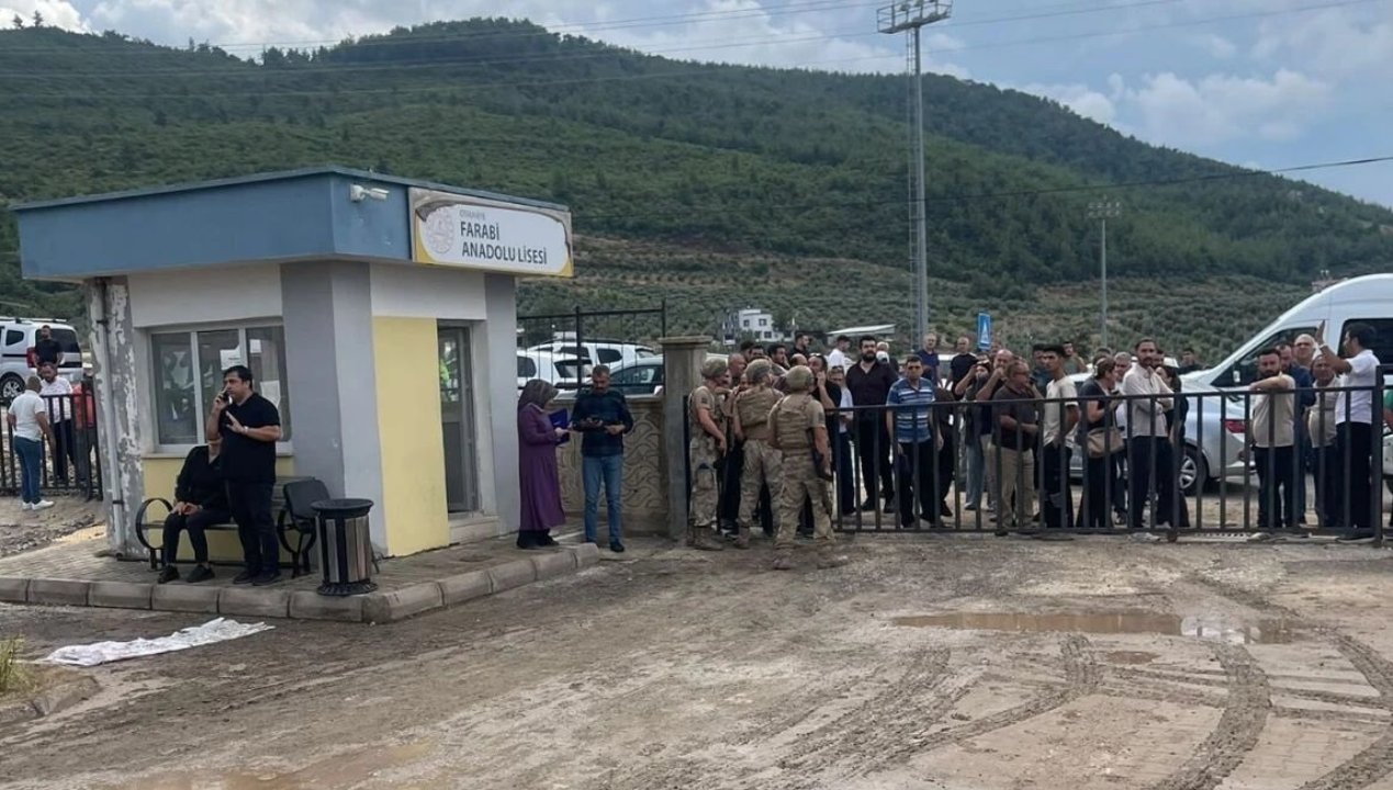 Okul bahçesinde öğretmene silahlı saldırı