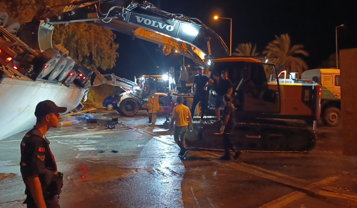 Önce otomobili sonra duraktakileri ezdi! Kahreden 'kırmızı ışık' detayı