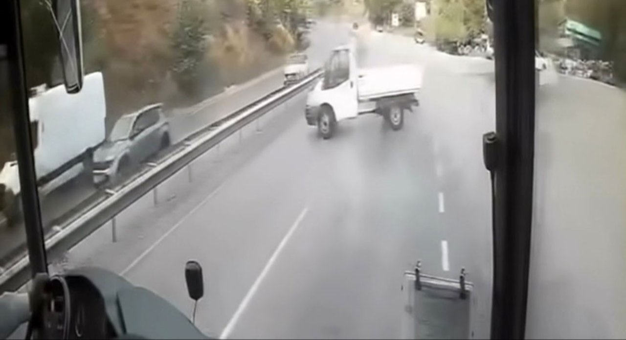 Otobüsü solladıktan sonra kontrolden çıktı! Yağmurlu yolda spin atan kamyonet kamerada