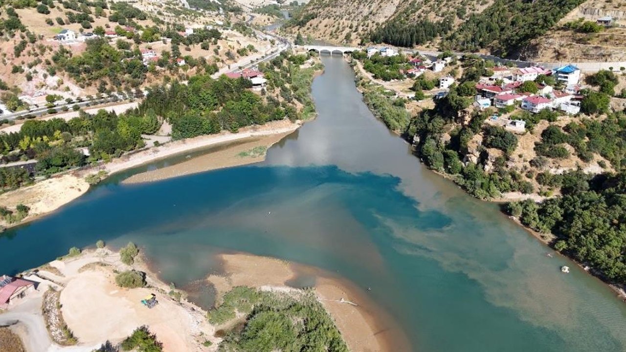 Sağanak sonrası iki nehir, iki farklı renge büründü