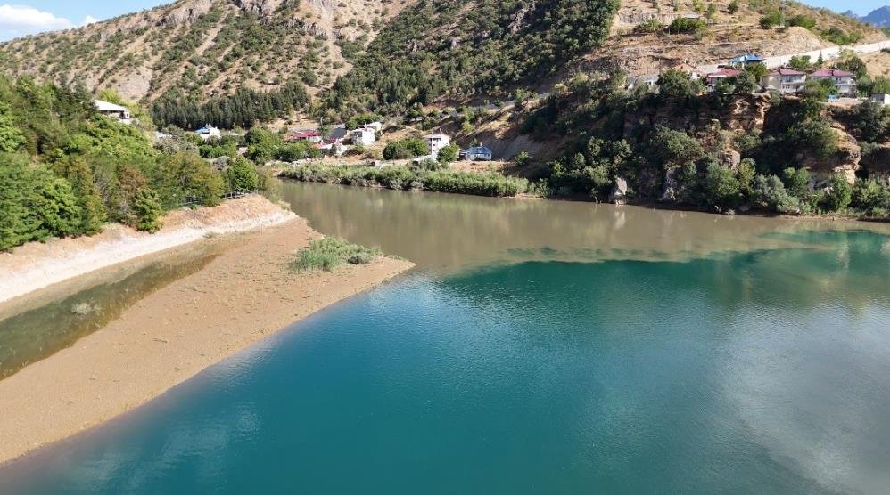 Sağanak sonrası iki nehir, iki farklı renge büründü