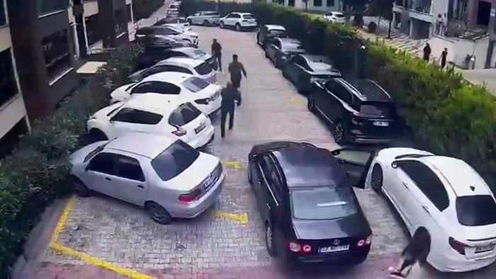 Sitede otopark kavgası! Silah çekince olanlar oldu