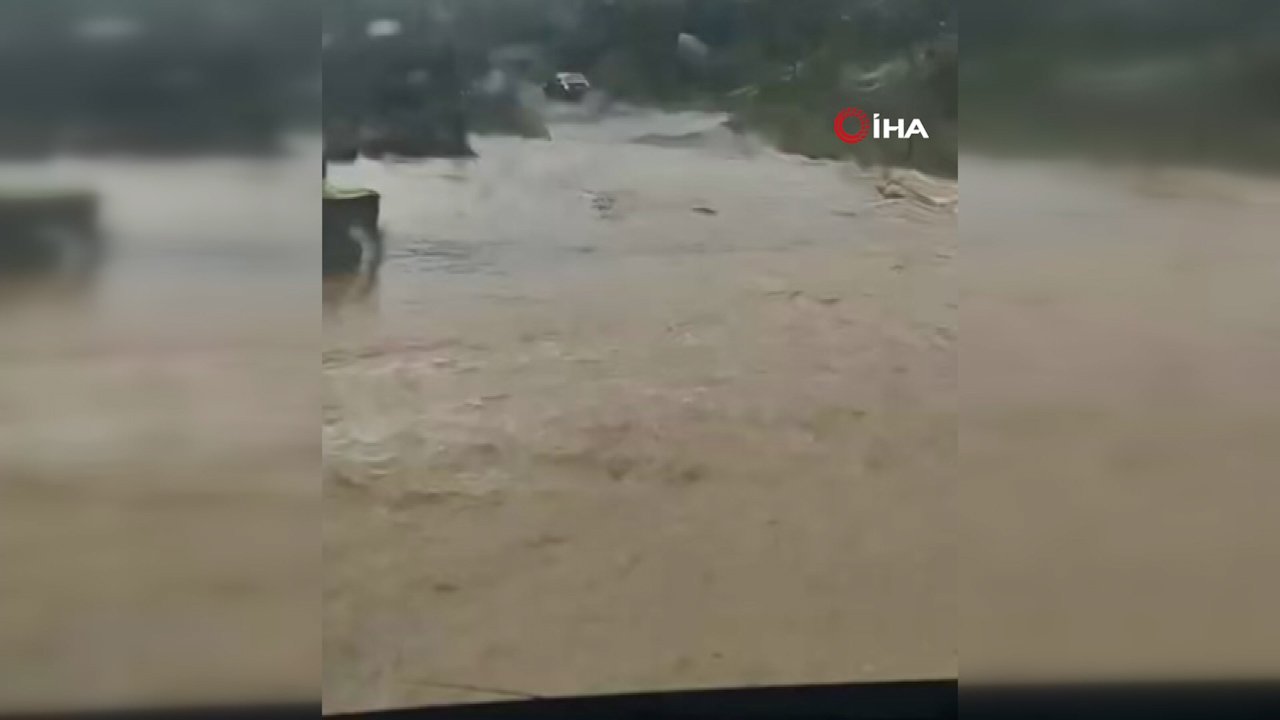 Sürücüler yolda mahsur kaldı! Sakarya'da sağanak yağmur sele dönüştü