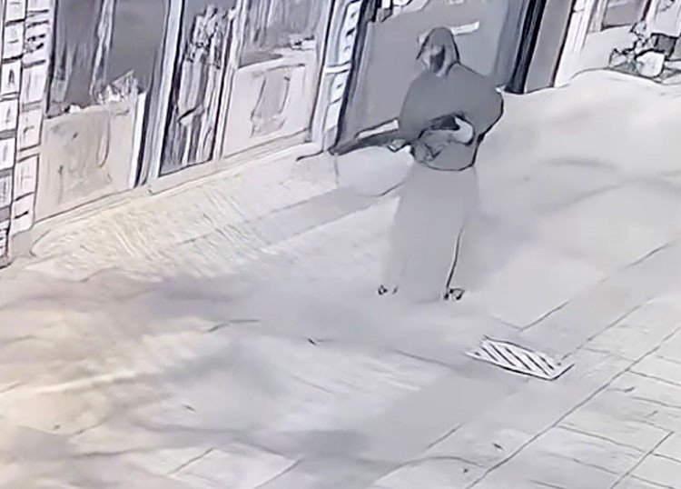 Tanınmamak için etek giydi! İş yerine silahlı saldırı anı kamerada, 3 şüpheli tutuklandı
