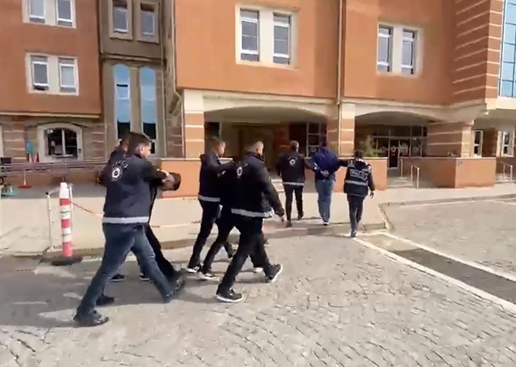 Tanınmamak için etek giydi! İş yerine silahlı saldırı anı kamerada, 3 şüpheli tutuklandı