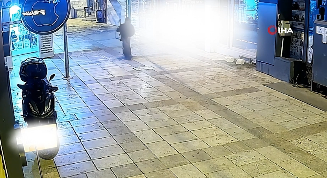 Tanınmamak için etek giydi! İş yerine silahlı saldırı anı kamerada, 3 şüpheli tutuklandı