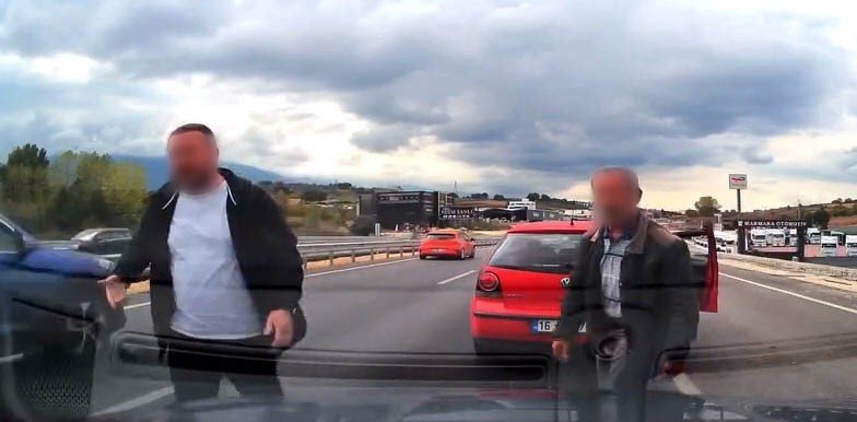 Trafikte magandalığa geçit yok! Önünü kesip hakaret ettiler, 360 bin lira ceza kesildi