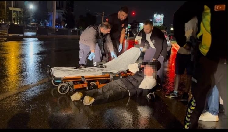 Yağışlı havada motosikletten düştü! Rahatlığı dikkat çekti