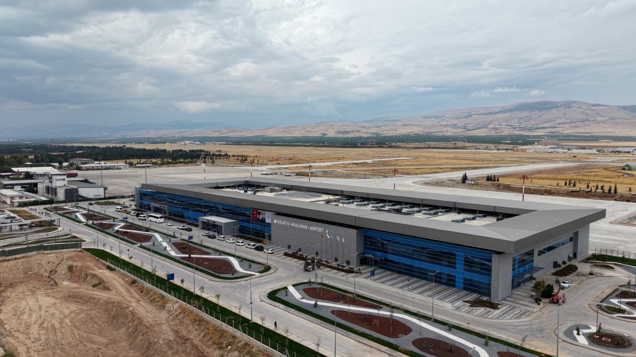 Yolcu kapasitesi artık 2 milyondan fazla! Malatya Havalimanı yeni terminal binası ilk yolcularını ağırladı