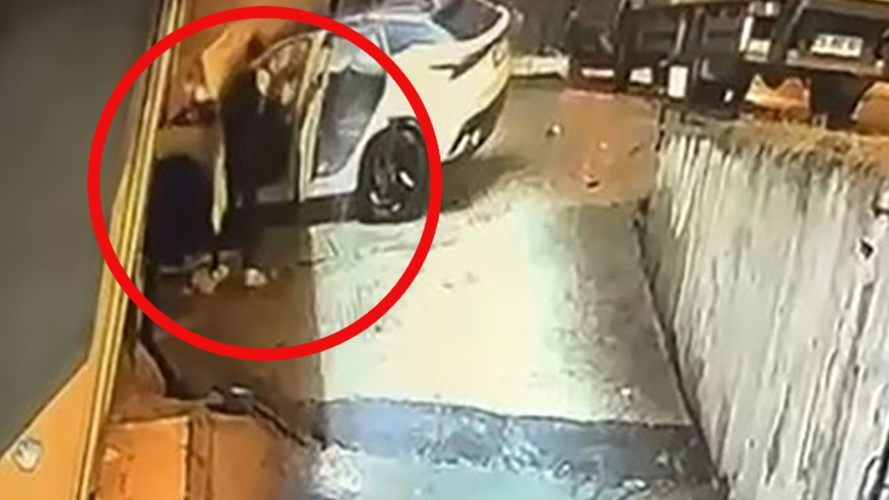  Beylikdüzü’nde korku dolu anlar! Yanan araçta mahsur kalan sürücü saniyelerle ölümden döndü 