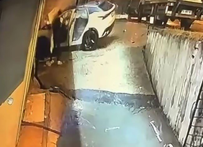 Beylikdüzü’nde korku dolu anlar! Yanan araçta mahsur kalan sürücü saniyelerle ölümden döndü