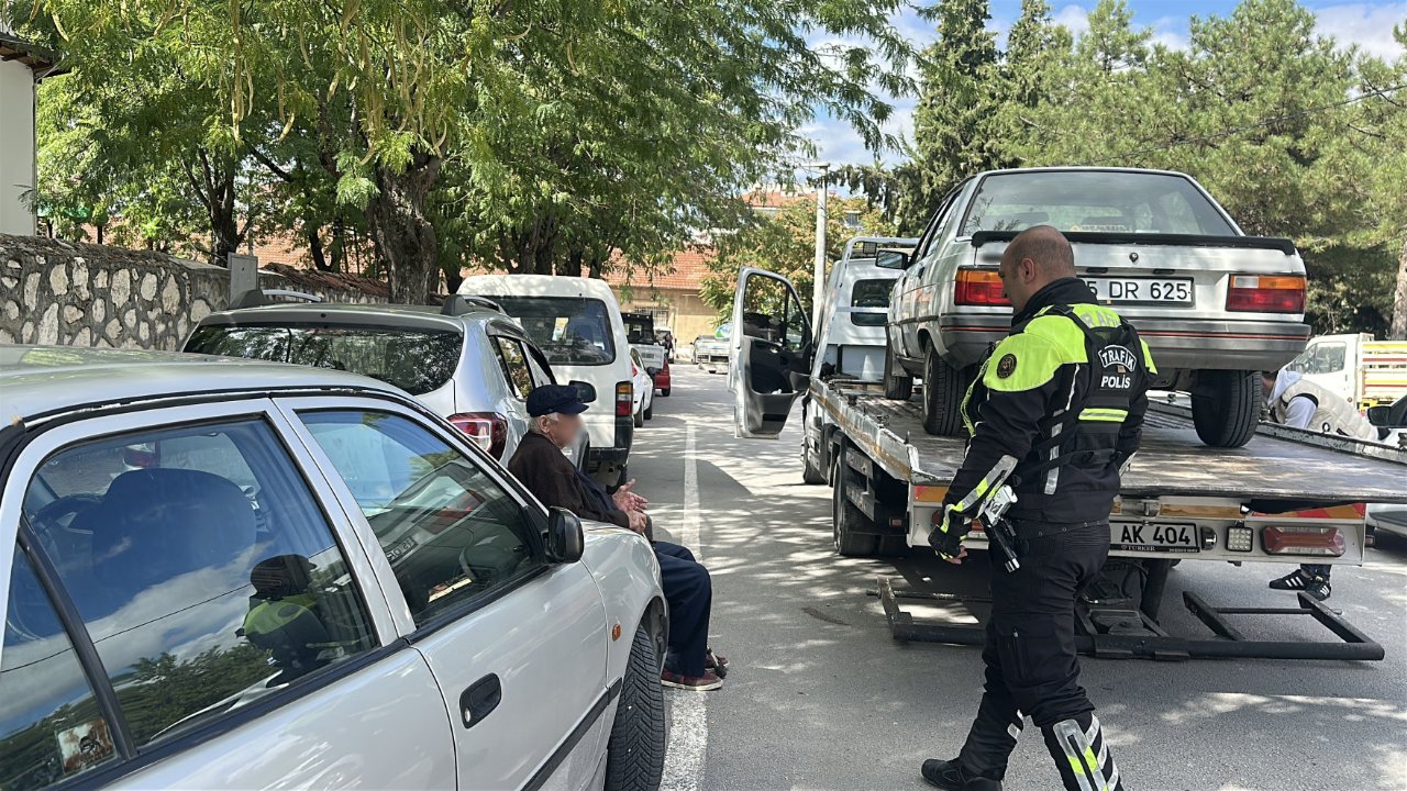 Burdur’da ilginç olay! Kızı ihbar etti, polis yarı yolda durdurdu