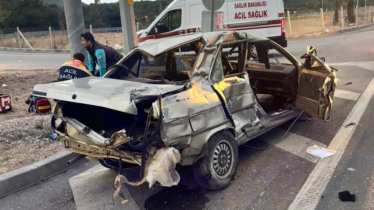 Çanakkale'de feci kaza: Otobüsle çarpışan otomobilde can pazarı