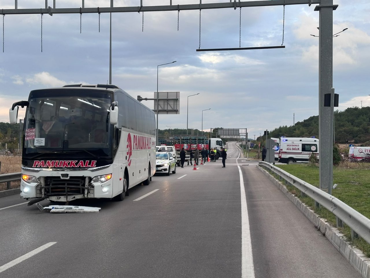 Çanakkalede feci kaza: Otobüsle çarpışan otomobilde can pazarı