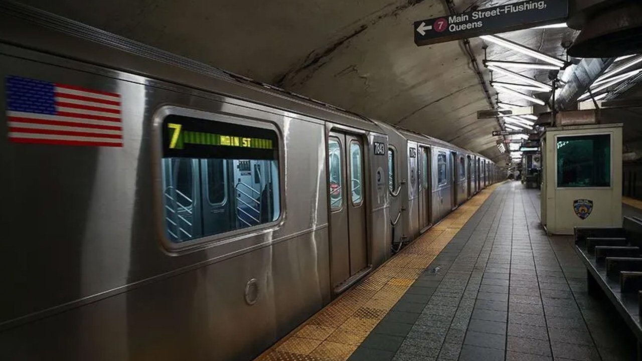 Çantası metro kapısına sıkıştı, trenin altında can verdi