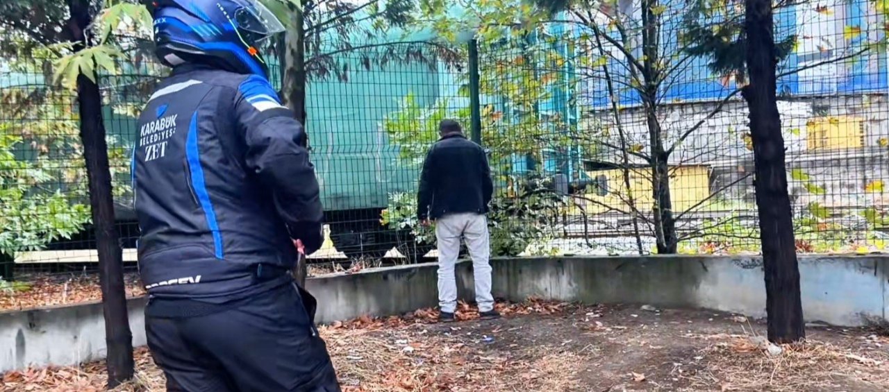 Dolmuş duraklarında mide bulandıran olay! Hem alkol aldı hem ulu orta tuvaletini yaptı