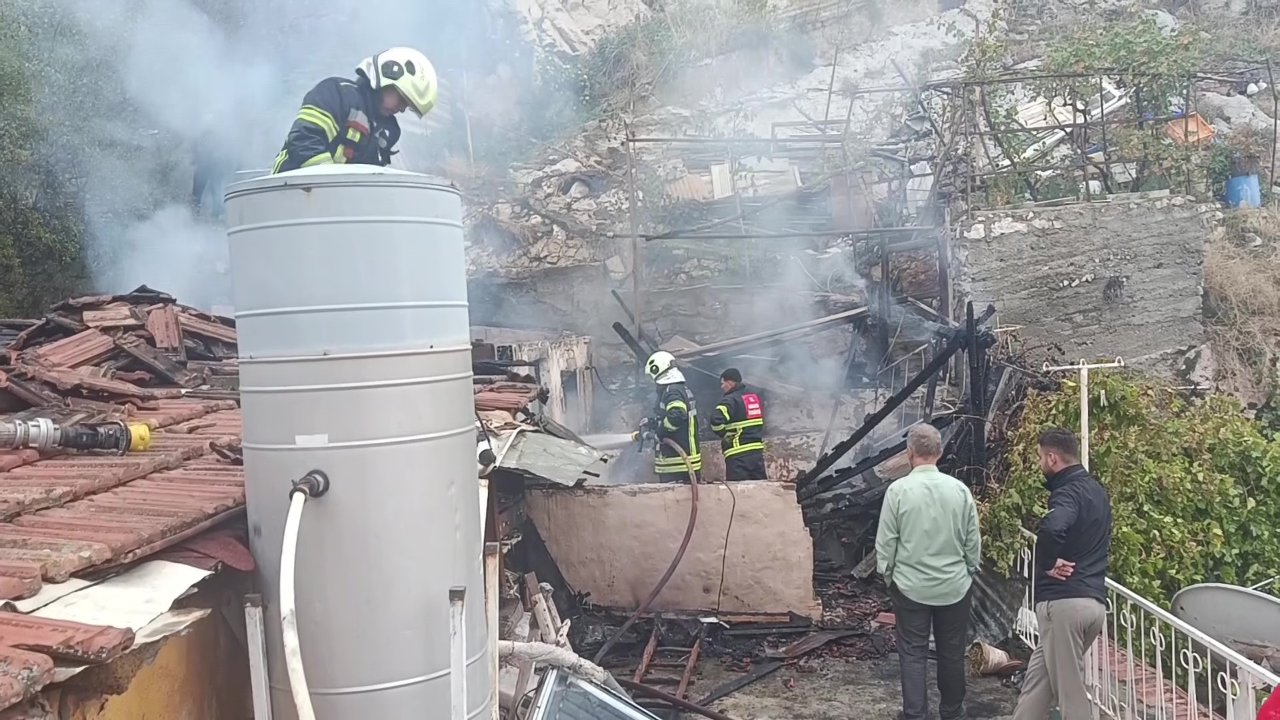 Evlerindeki yangından haberleri yoktu! Kapılarına gelen muhtardan öğrendiler