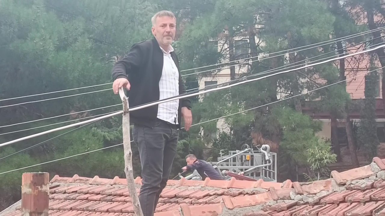Evlerindeki yangından haberleri yoktu! Kapılarına gelen muhtardan öğrendiler