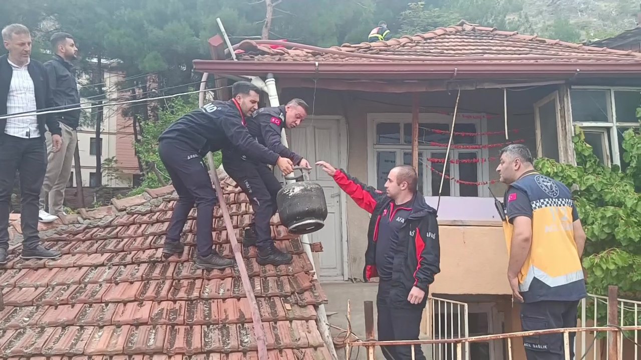 Evlerindeki yangından haberleri yoktu! Kapılarına gelen muhtardan öğrendiler