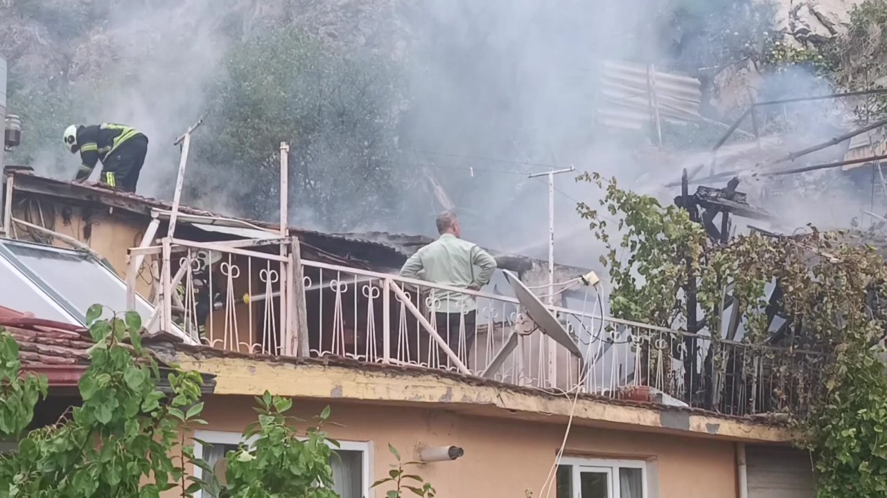 Evlerindeki yangından haberleri yoktu! Kapılarına gelen muhtardan öğrendiler
