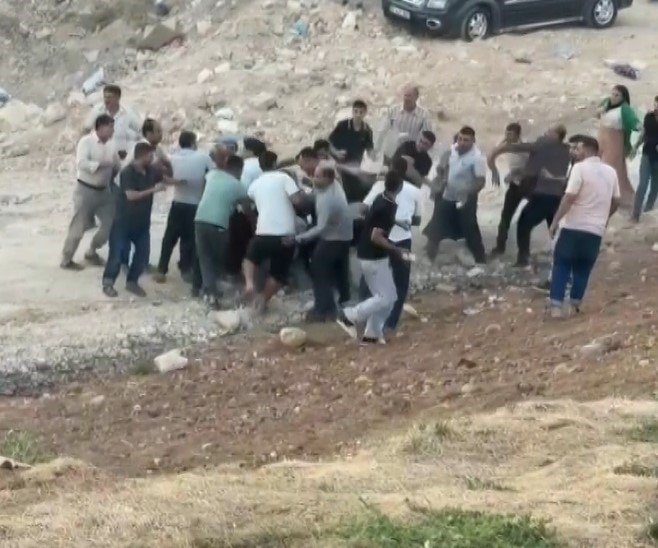 Gaziantepte sopalı kavganın yeni görüntüleri! Aracını insanların üzerine sürmüş