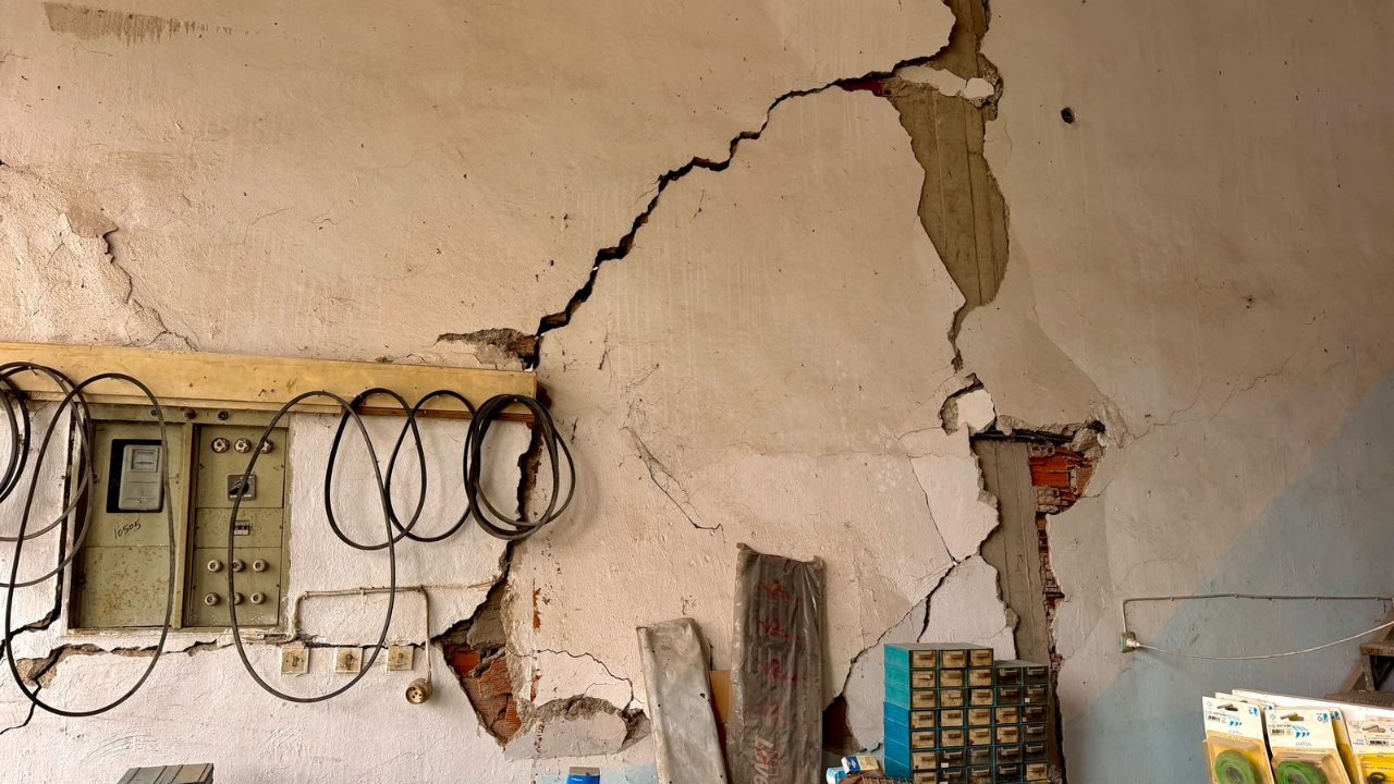 Her biri gün gün çöküyor, 40 dükkanda korkutan görüntü! Sanayi sitesi esnafı diken üstünde, çatlaklar büyüyor
