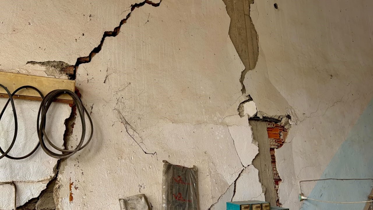 Her biri gün gün çöküyor, 40 dükkanda korkutan görüntü! Sanayi sitesi esnafı diken üstünde, çatlaklar büyüyor