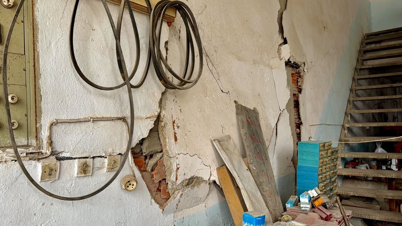 Her biri gün gün çöküyor, 40 dükkanda korkutan görüntü! Sanayi sitesi esnafı diken üstünde, çatlaklar büyüyor