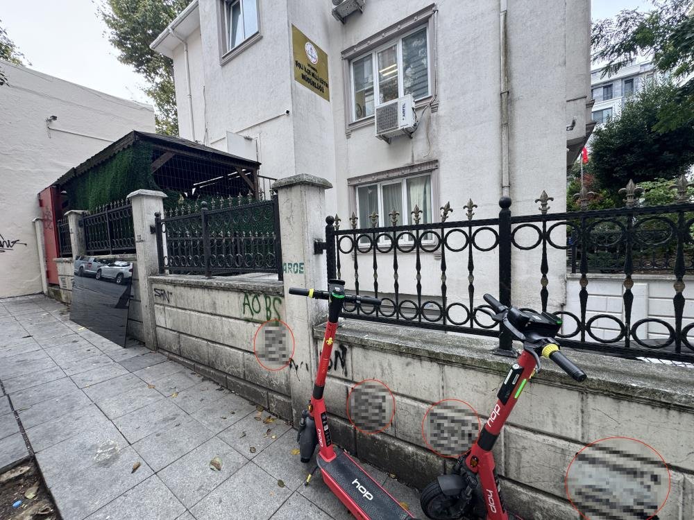 İstanbulun göbeğindeki okul duvarı sanal kumar reklamlarıyla doldu: Çocuklarımız tehlikede