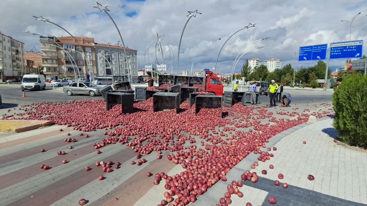Kamyonetin halatı koptu tonlarca elma yola saçıldı