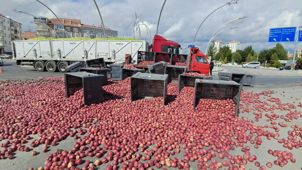 Kamyonetin halatı koptu tonlarca elma yola saçıldı