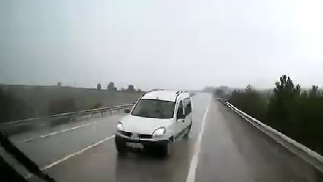 Karabük'te facia kıl payı atlatıldı! Yağışlı yolda hatalı sollamaya çıktı
