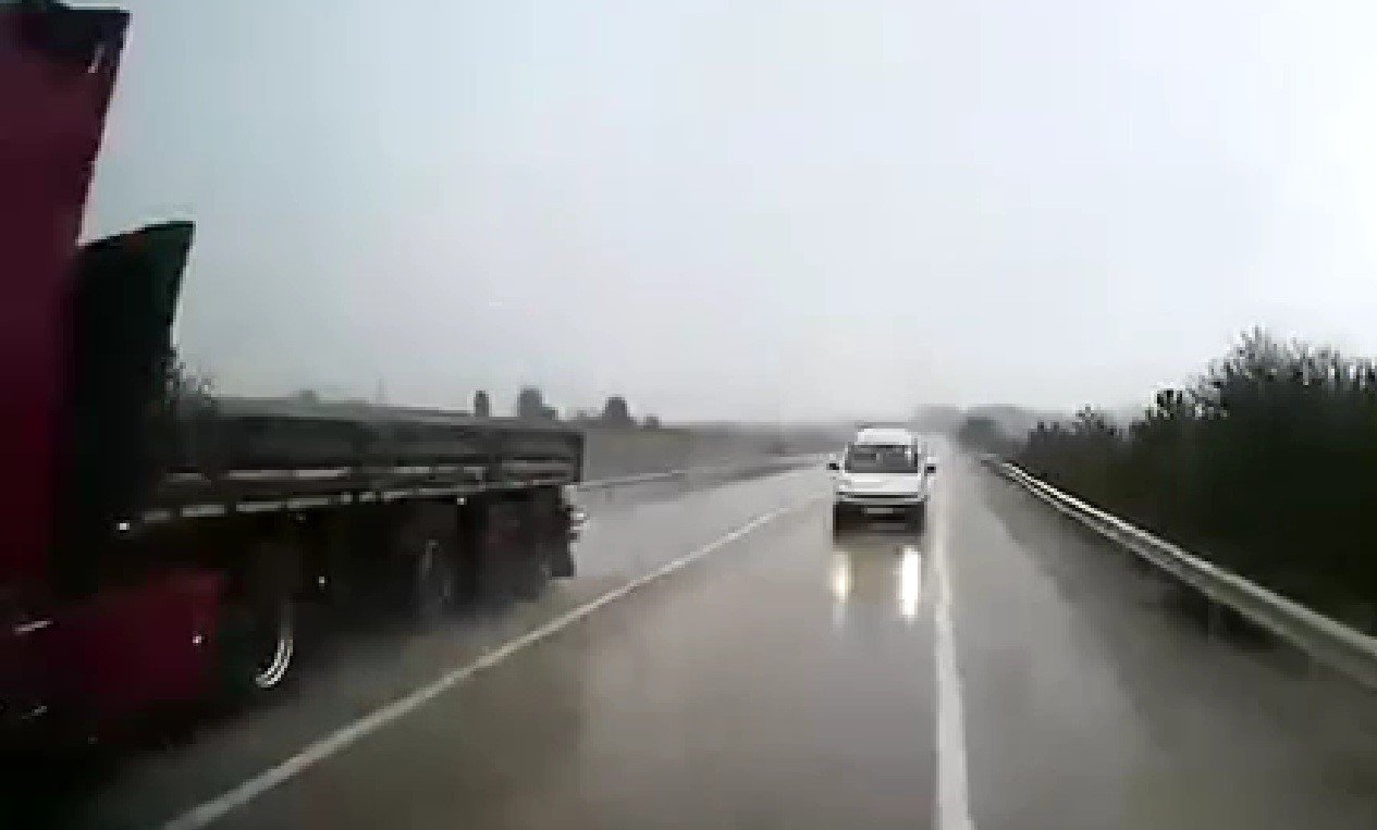 Karabükte facia kıl payı atlatıldı! Yağışlı yolda hatalı sollamaya çıktı