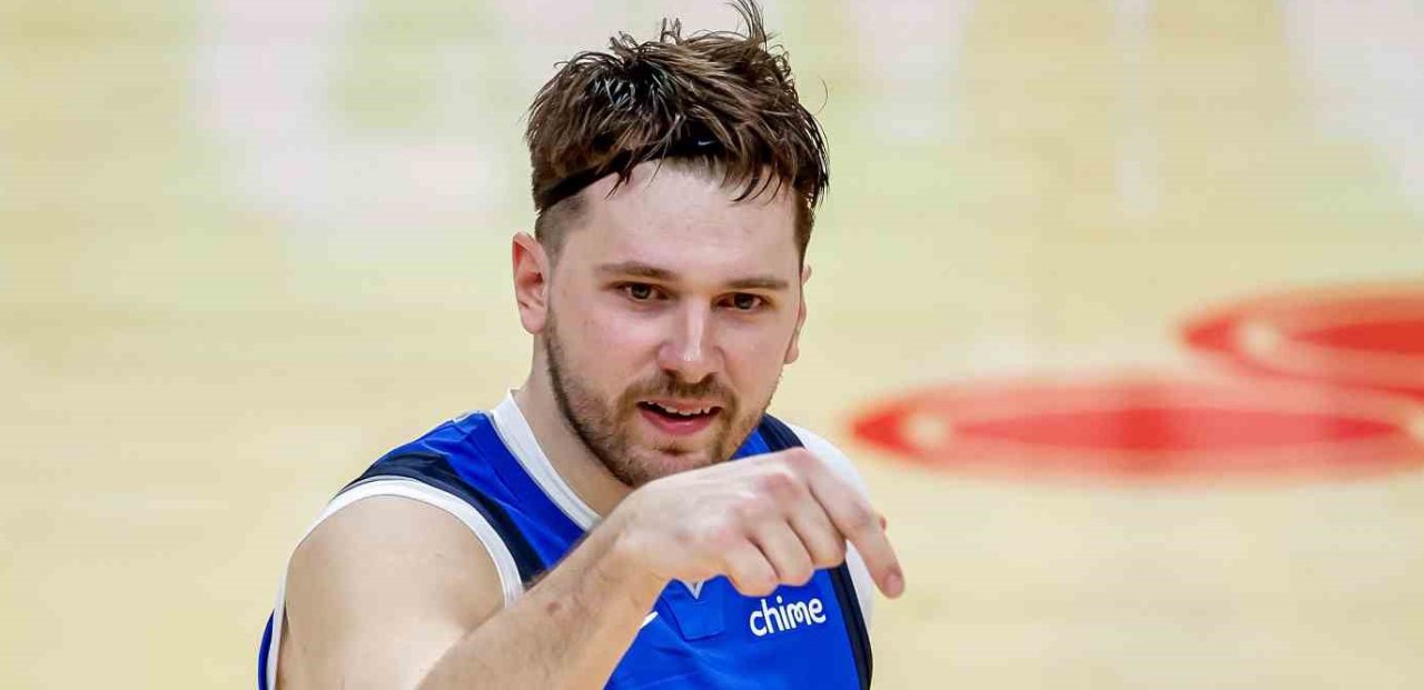 Los Angeles Lakers, Şubat 2025'te Dallas Mavericks ile yaptığı takasta Luka Doncic’i kadrosuna katarken, Anthony Davis’i de Dallas’a gönderdi.
