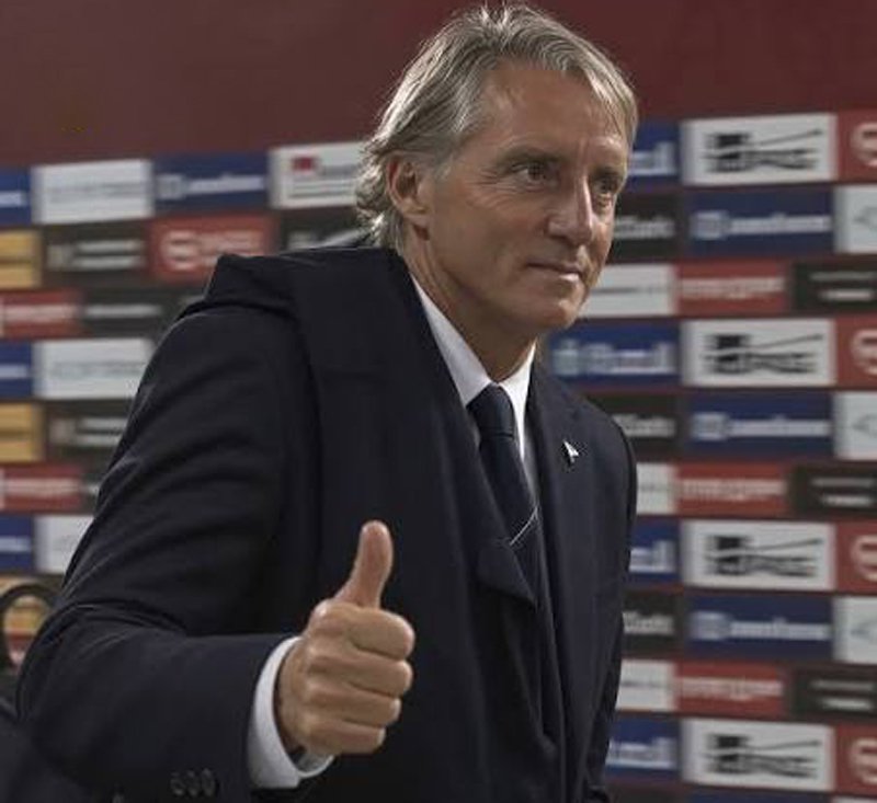 Roberto Mancini, maç sonu koridorda basın mensuplarına böyle selam verdi.