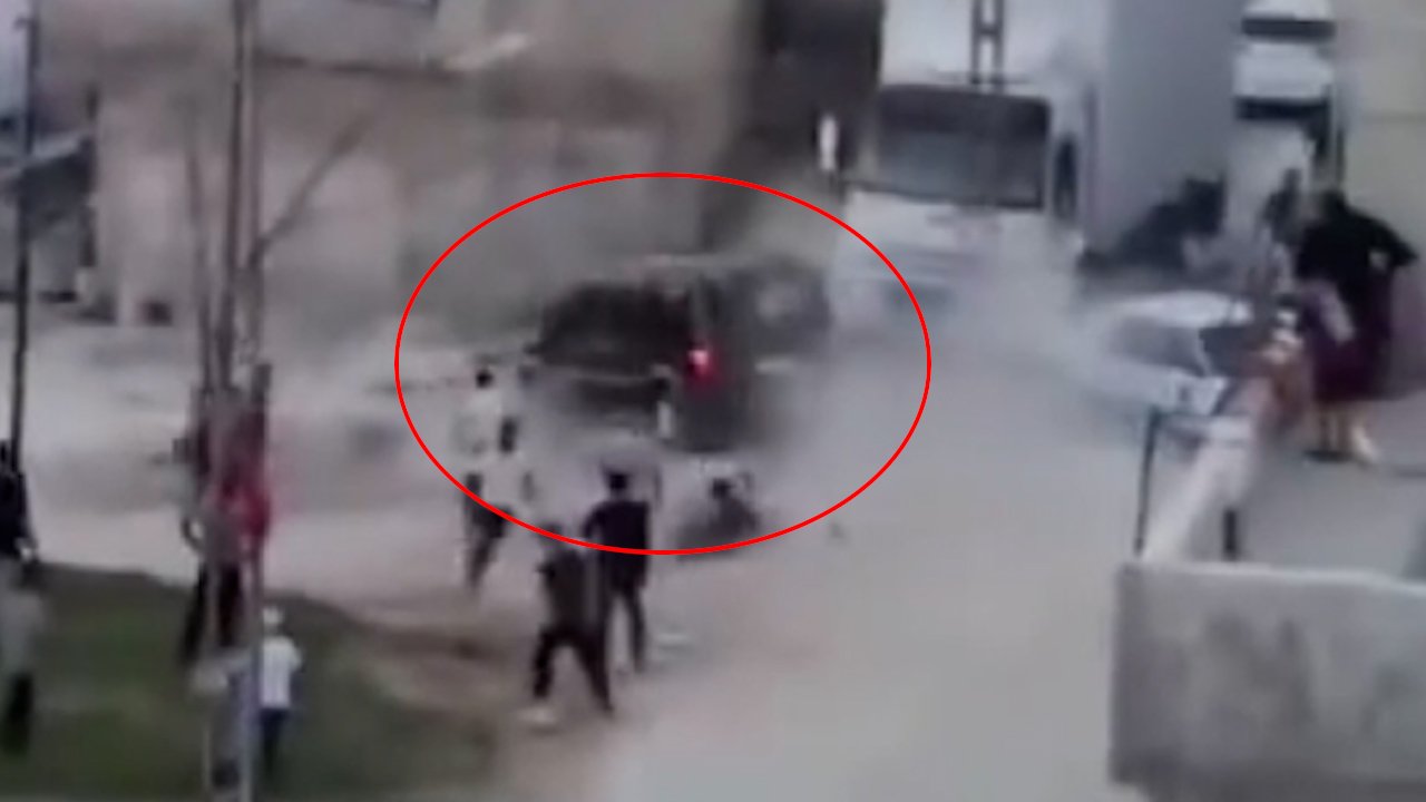 Meydan kavgası sokağı savaş alanına çevirdi! Araçla kalabalığın arasına böyle daldı