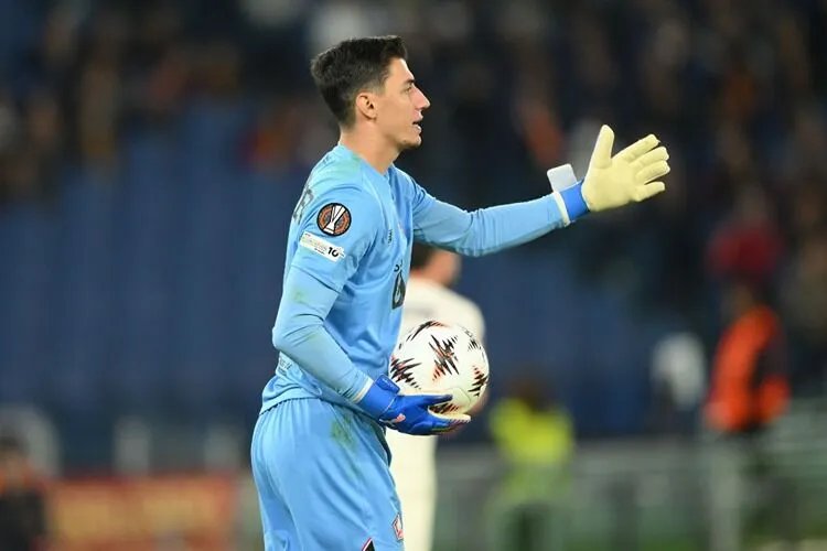 Berke Özer, Fransa temsilcisi Lille'de forma giyiyor.