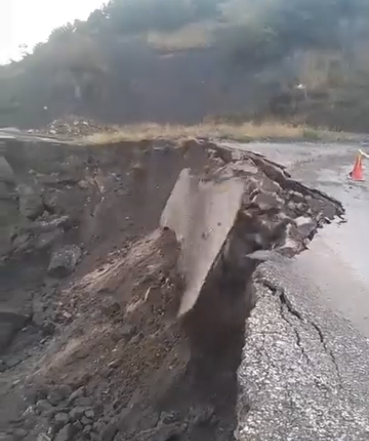 Sağanak sonrası heyelan! Yol böyle çöktü