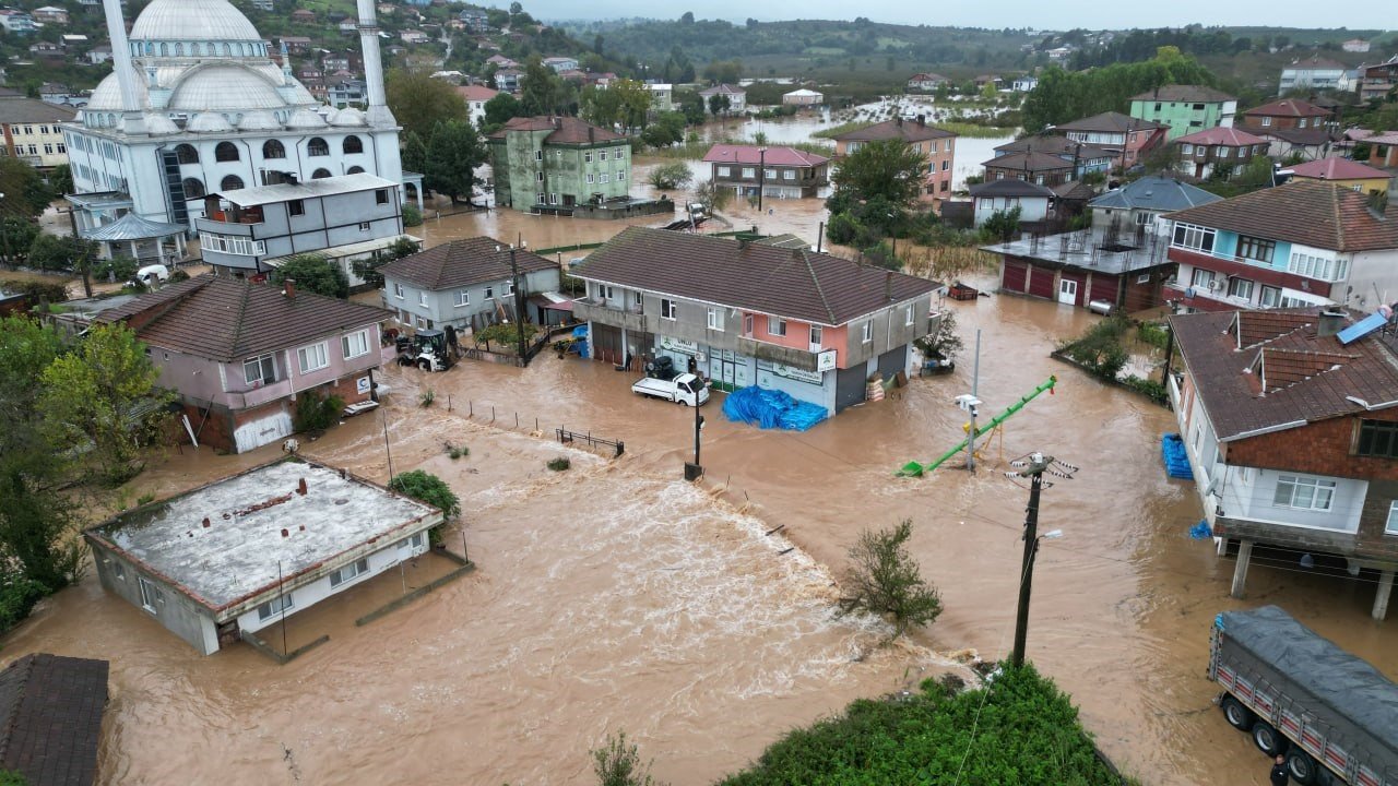 Sakarya'nın Karasu ilçesinde şiddetli yağış taşkına neden oldu! Eğitime 1 gün ara verildi