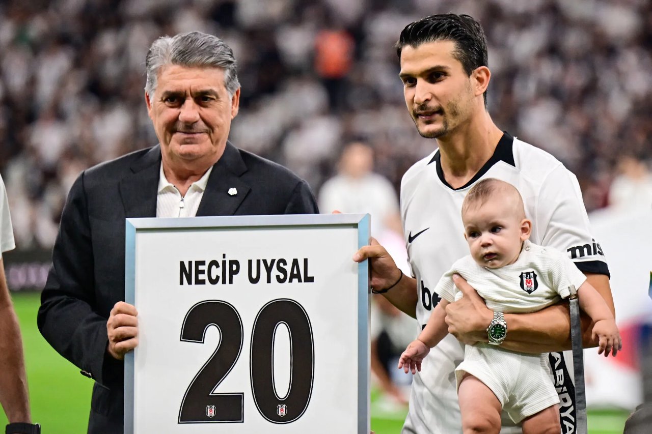 Beşiktaş formasını 17 sezon aralıksız giyen ve futbolculuk kariyerini sonlandıran kaptan Necip Uysal, siyah-beyazlı taraftarlarla vedalaştı.