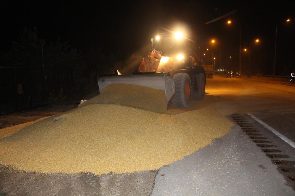 Şoför su içmek isteyince olanlar oldu! 25 ton mısır yola saçıldı