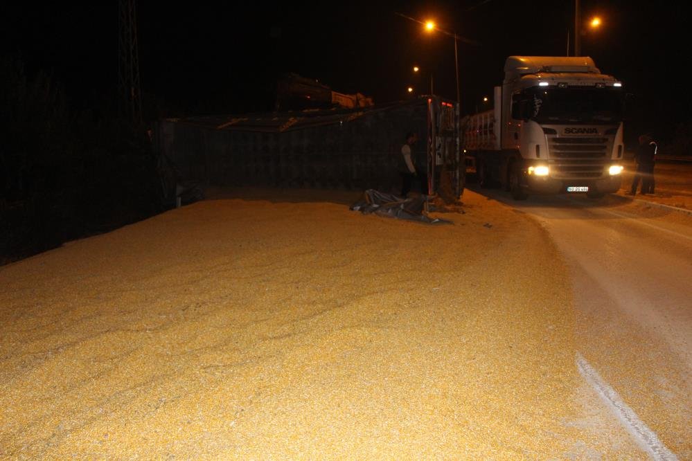 Şoför su içmek isteyince olanlar oldu! 25 ton mısır yola saçıldı