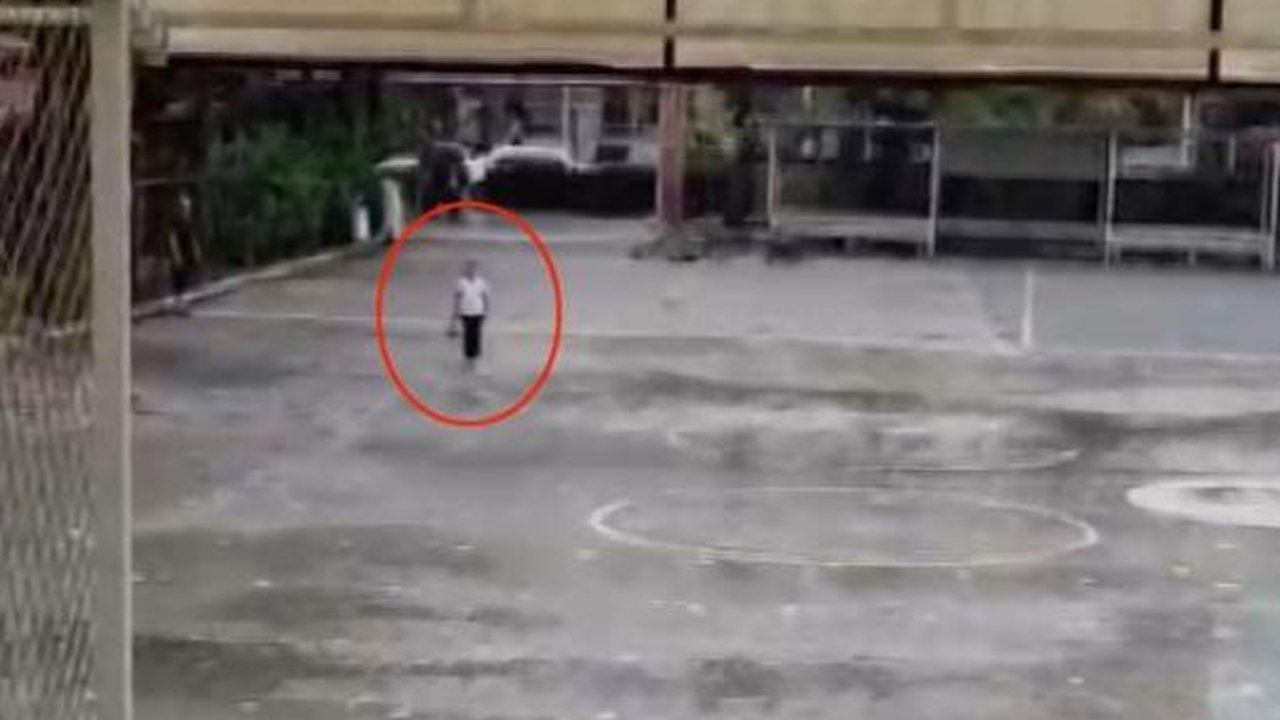 Yürekleri ısıtan görüntü! Yağmur altında İstiklal Marşı'nı okudu