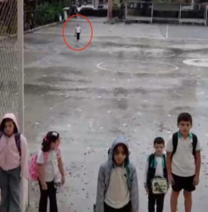 Yürekleri ısıtan görüntü! Yağmur altında İstiklal Marşını okudu