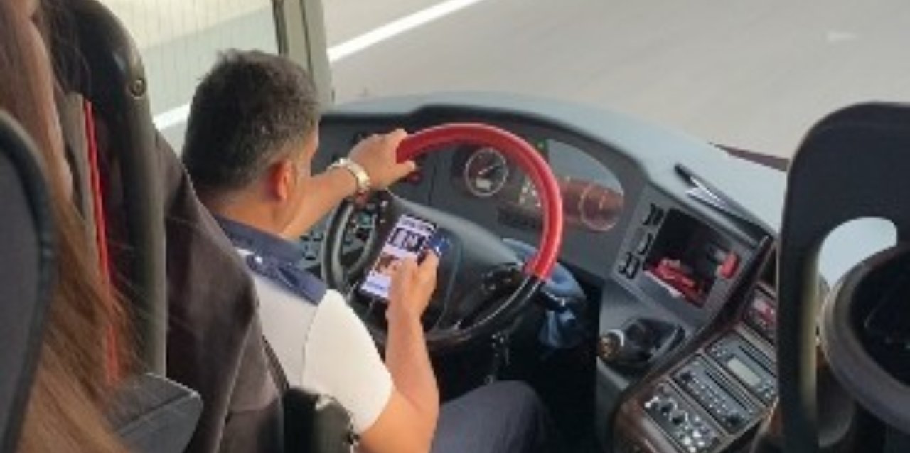 Ankara-Antalya seferinde tehlikeli yolculuk! Şoförün direksiyon başında müzik keyfi kamerada